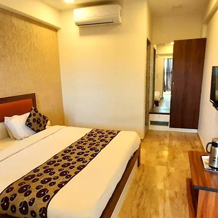 Hotel Tulip Plaza Amhedabad Dış mekan fotoğraf