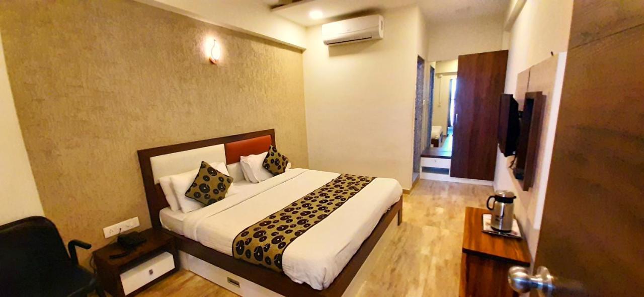 Hotel Tulip Plaza Amhedabad Dış mekan fotoğraf