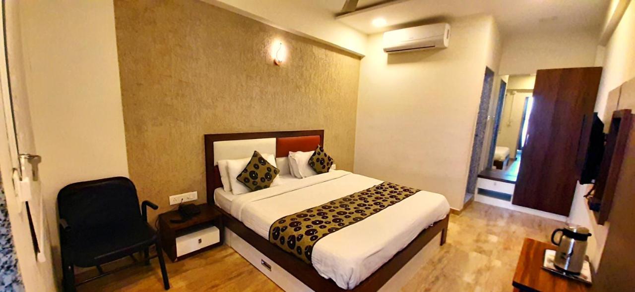 Hotel Tulip Plaza Amhedabad Dış mekan fotoğraf