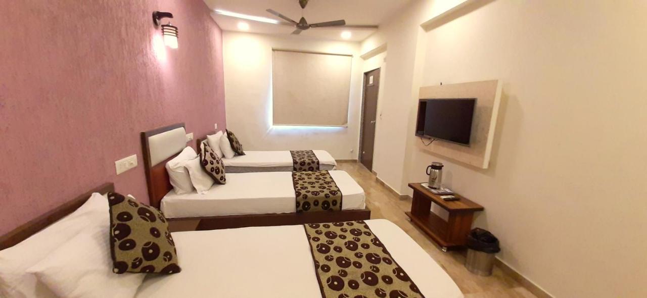 Hotel Tulip Plaza Amhedabad Dış mekan fotoğraf