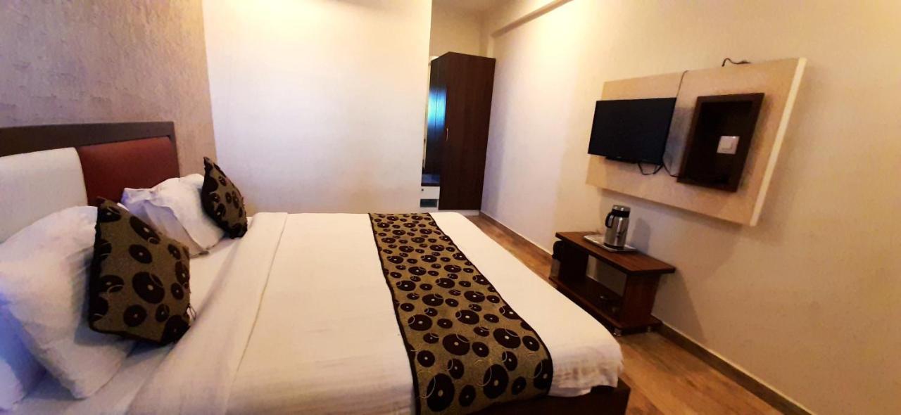 Hotel Tulip Plaza Amhedabad Dış mekan fotoğraf