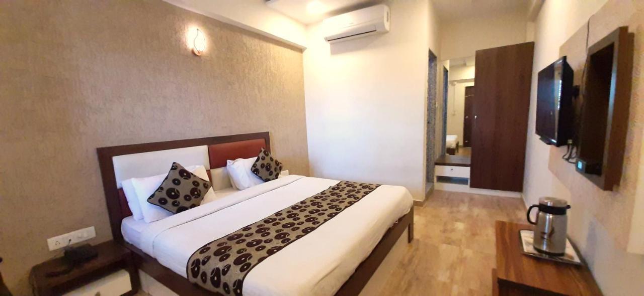 Hotel Tulip Plaza Amhedabad Dış mekan fotoğraf