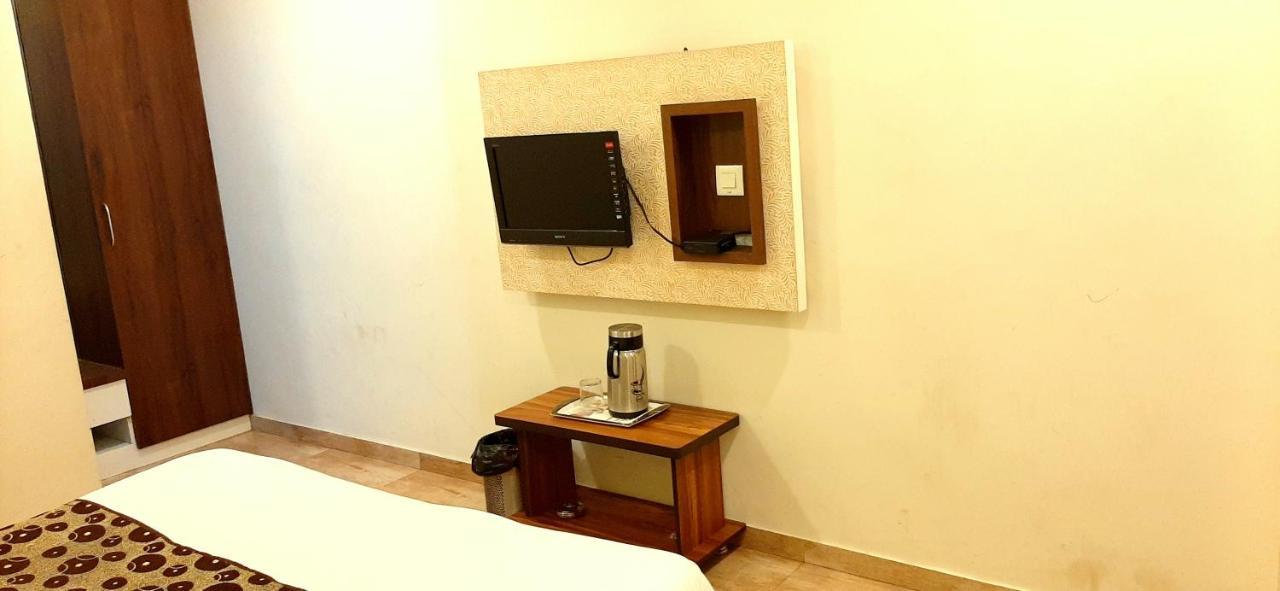 Hotel Tulip Plaza Amhedabad Dış mekan fotoğraf