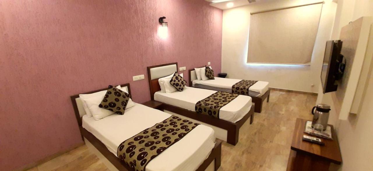 Hotel Tulip Plaza Amhedabad Dış mekan fotoğraf