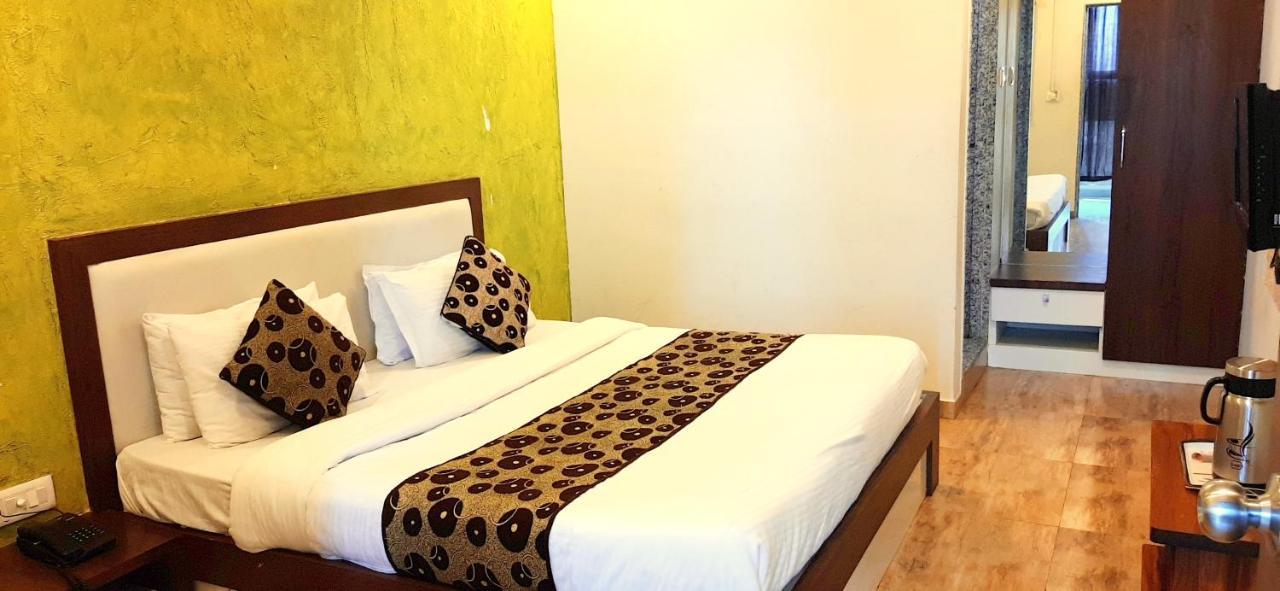 Hotel Tulip Plaza Amhedabad Dış mekan fotoğraf