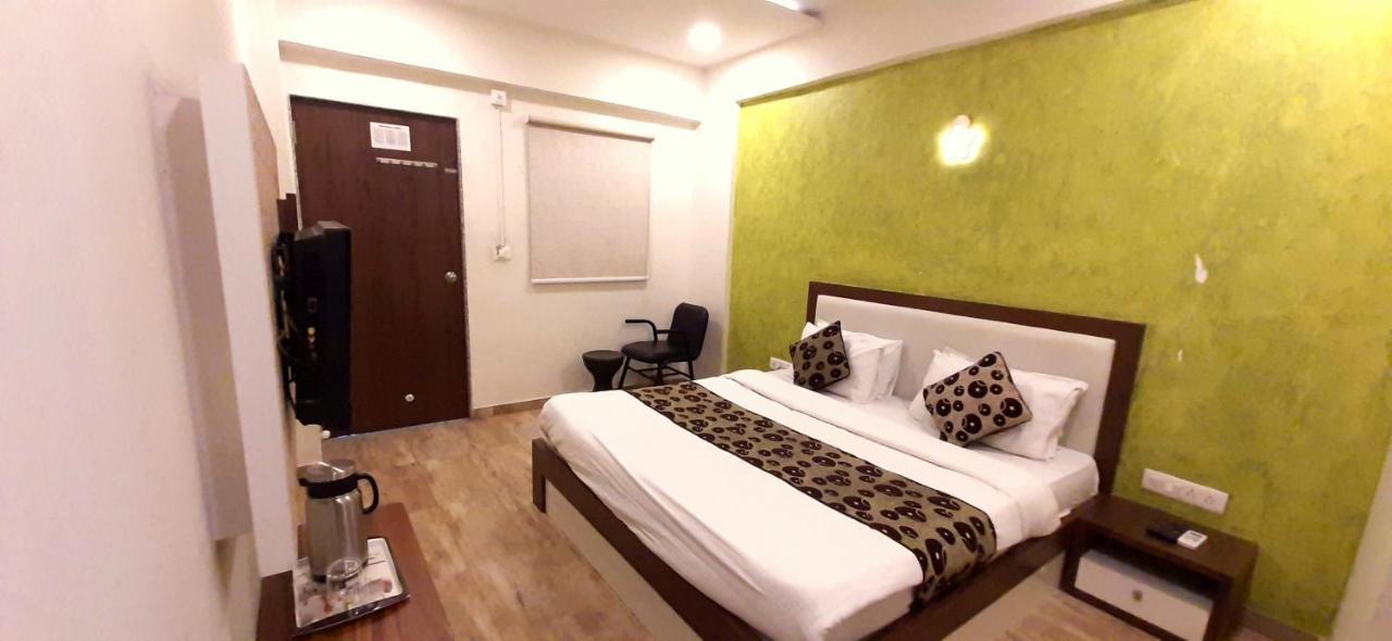 Hotel Tulip Plaza Amhedabad Dış mekan fotoğraf