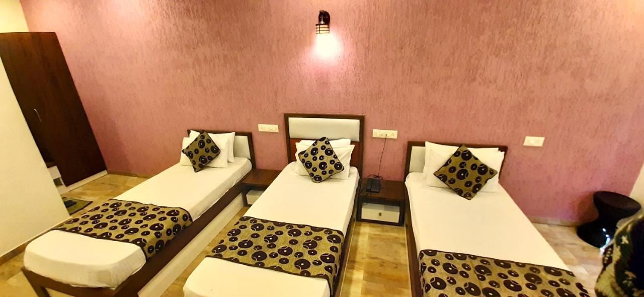 Hotel Tulip Plaza Amhedabad Dış mekan fotoğraf