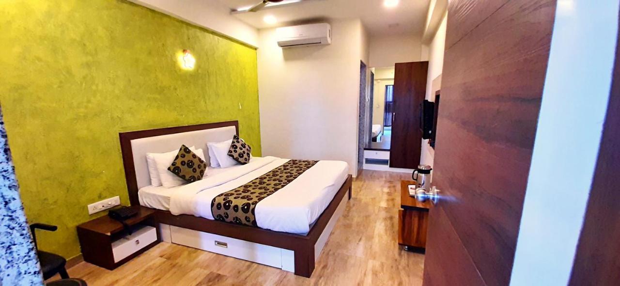 Hotel Tulip Plaza Amhedabad Dış mekan fotoğraf