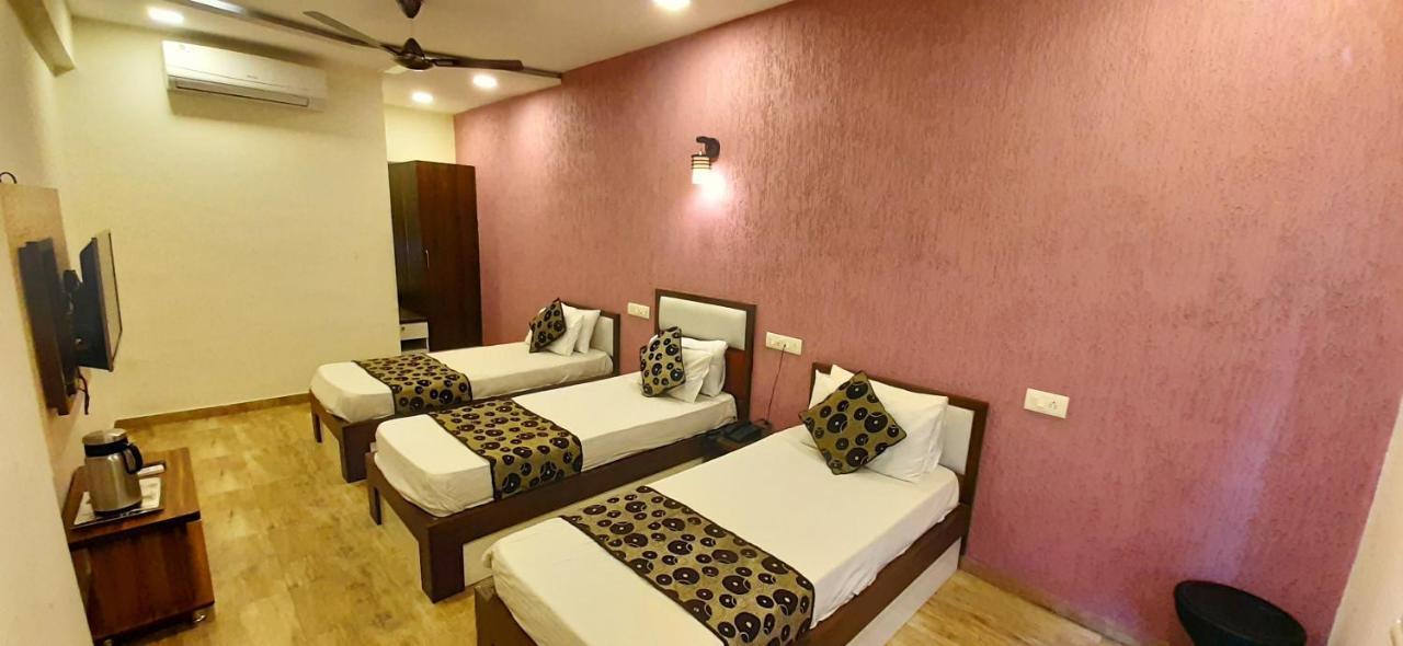Hotel Tulip Plaza Amhedabad Dış mekan fotoğraf