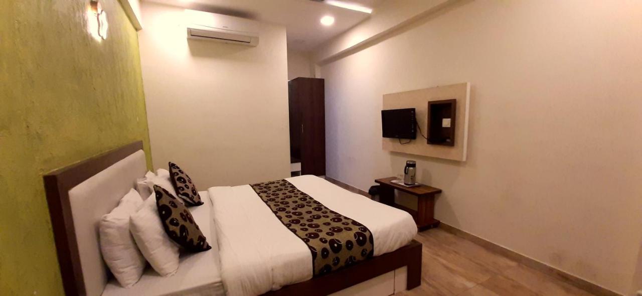 Hotel Tulip Plaza Amhedabad Dış mekan fotoğraf