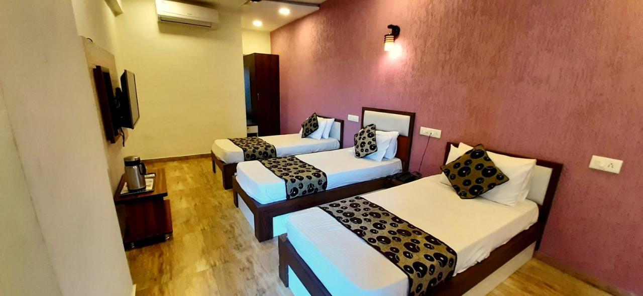 Hotel Tulip Plaza Amhedabad Dış mekan fotoğraf