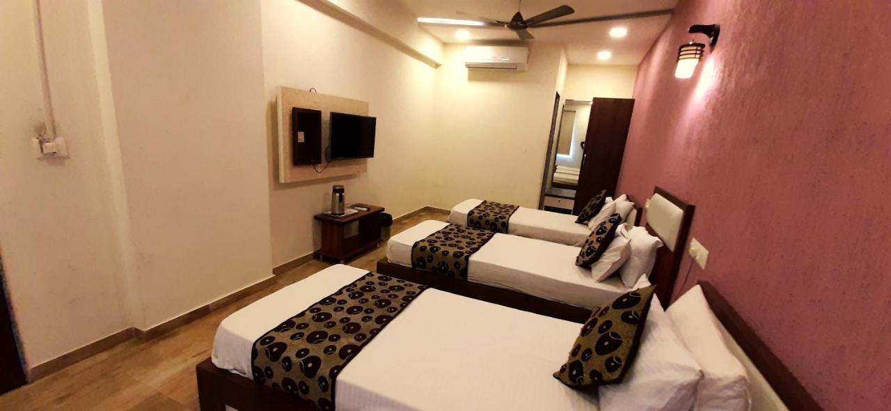 Hotel Tulip Plaza Amhedabad Dış mekan fotoğraf